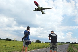 Licealiści z Krakowa Tomek i Michał chętnie zaglądają  na lotnisko w wolnym czasie. Nagrywają i fotografują lądujące  samoloty z krajów europejskich