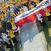  Każda grupa była witana i pozdrawiana z Wałów Jasnogórskich przez bp Ignacego i ks. Romualda