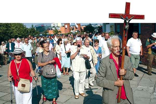 Z krzyżem spod kościoła Ducha Św., tak pątnicy rozpoczęli swoją wędrówkę na Górę Chełmską 