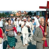 Z krzyżem spod kościoła Ducha Św., tak pątnicy rozpoczęli swoją wędrówkę na Górę Chełmską 