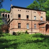 Budynek dawnego dworu jest już dziś częściowo wyremontowany 