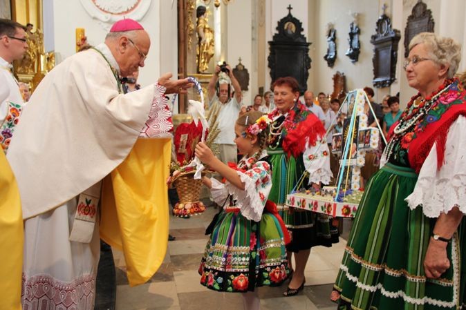 Bp Zawitkowski odbiera jeden z dożynkowych wieńców