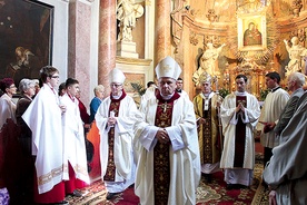  Kaplica Matki Bożej Pokornej. Modlitwie w Rudach przewodniczyli abp Wiktor Skworc oraz biskupi Jan Kopiec, Jan Wieczorek, Paweł Stobrawa i Jan Bagiński