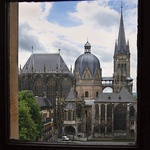 Widok na katedrę z ratusza w Akwizgranie stojącego w miejscu, gdzie znajdował się pałac Karola Wielkiego