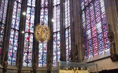 We wspaniałym prezbiterium stoją dwa relikwiarze: maryjny z przodu oraz Karola Wielkiego z tyłu po pra