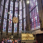 We wspaniałym prezbiterium stoją dwa relikwiarze: maryjny z przodu oraz Karola Wielkiego z tyłu po pra