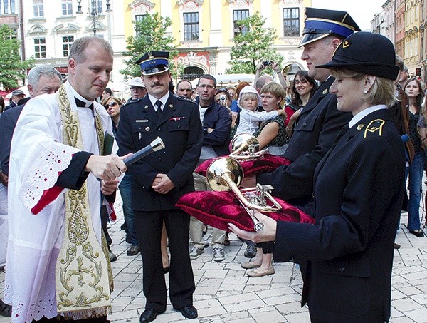  Dźwięk hejnału wygrywanego na nowych trąbkach od kilku dni cieszy mieszkańców Krakowa i turystów wypatrujących strażaka w okienku wieży mariackiej