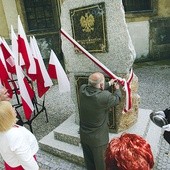 Na pomniku obok siebie widnieją tabliczki spod Lenino i Monte Cassino