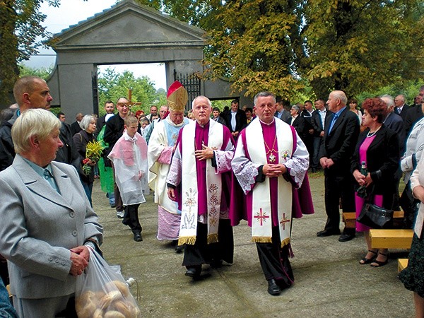 Uroczystą Mszę św. w kościele Wniebowzięcia Najświętszej Maryi Panny w Suserzu sprawował bp Andrzej F. Dziuba 