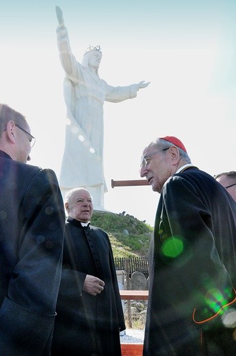 Kard. Joachim Meisner zatrzymał się m.in. przy figurze Chrystusa Króla w Świebo-dzinie. Od ks. prał. Sylwestra Zawadzkiego usłyszał o historii budowy, a od obecnego kustosza, ks. Zygmunta Zimnejwody o planach na przyszłość