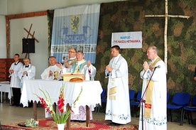 Arcybiskup odprawiał Mszę św. o błogosławieństwo  dla policjantów. Od 22 lat posługuje im ks. prał. Bogusław Głodowski (pierwszy z prawej)