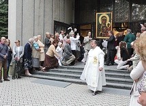 Białe chusteczki w rękach diecezjan pożegnały obraz w Bielsku-Białej