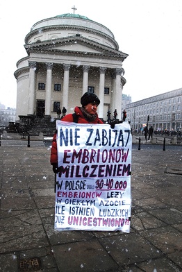  Brak regulacji prawnej metody  in vitro pozwala na łamanie standardów etycznych i medycznych.  Na zdjęciu: reakcja na żądanie prawnego dopuszczenia in vitro  bez żadnych ograniczeń podczas  manify feministycznej w marcu br.