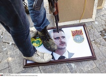  Syryjscy rebelianci  depczą portret  prezydenta Baszara Al-Assada