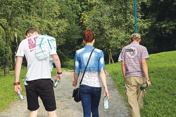  Coraz więcej młodych osób, zwłaszcza podczas wakacji, sięga po alkohol poniżej: W parafii św. Jakuba w Skierniewicach bywały lata, że w sierpniu,  a także w okresie Wielkiego Postu i Adwentu, trzeźwość deklarowało ponad 100 osób.  Dziś robi to tylko garstka