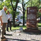 Władysław Galek (z lewej) i Roman Pająk podczas renowacji pomnika 