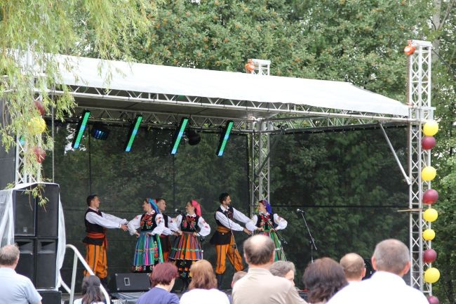 Zespół Mazowszacy na scenie w Pilawicach