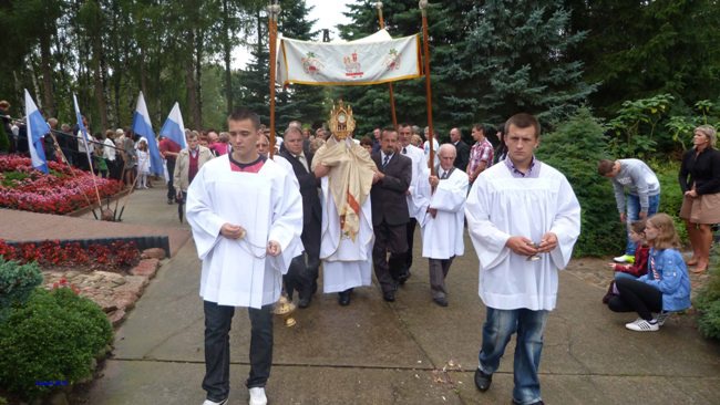 Uroczysta procesja na zakończenie Eucharystii