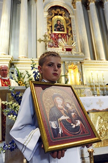  W tym wizerunku Matki Bożej Pocieszenia Maryja będzie nawiedzać domy błotnickiej parafii