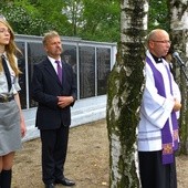 Modlitwę za poległych na łowickim cmentarzu poprowadził ks. Adam Domański