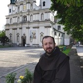 – Dziś Kościół zaledwie toleruje charyzmatyków. A przecież Jan Kapistran czy Franciszek dostali od Kościoła ogromną przestrzeń do działania – opowiada  o. Cyprian Moryc. W tle:  krakowski klasztor bernardynów