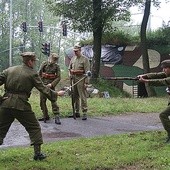 Trening walki na bagnety według przedwojennych instrukcji zobaczyli przechodnie 1 września przed polskim schronem bojowym na granicy Chorzowa i Bytomia