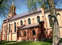  Potężna bryła kościoła w Nowym Duninowie góruje nad okolicą 