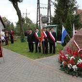 Bp Roman Marcinkowski w Dzierzgowie przy miejscu pamięci ofiar ostatniej wojny