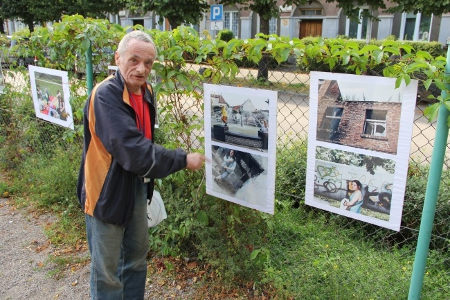 Uliczna wystawa fotografii autorstwa młodzieży z Wrzeszcza