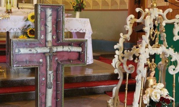 Brzozowy krzyż z 1952 r. i zabytkowa figura Pani Skępskiej towarzyszą płockiej pielgrzymce