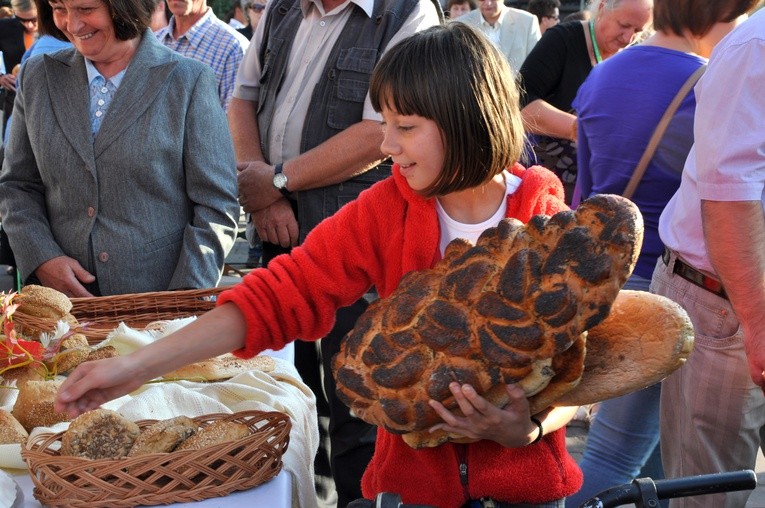 Po Mszy św. ludzie mogli poczęstować się chlebem