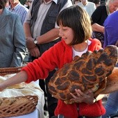 Po Mszy św. ludzie mogli poczęstować się chlebem