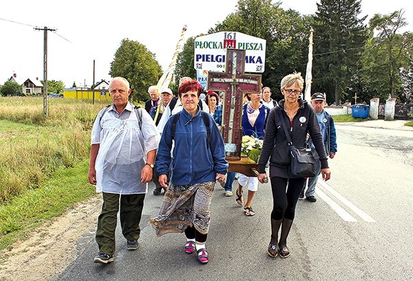  250 pielgrzymów z Płocka do Skępego pielgrzymowało z historycznym krzyżem z 1952 r. Towarzyszyły im słowa: „Maryja wzorem znoszenia cierpienia” 