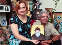 Słynący cudami Charbel jest najbardziej popularnym świętym Libanu. Małgorzata Pilecka-Hilal z mężem Majdim w ich domu w Kornayel
