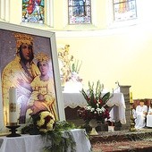 Wizerunek Matki Bożej z Horodenki wzorowany jest na cudownym obrazie z rzymskiej Bazyliki Santa Maria Maggiore