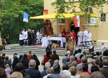 Msza św. pod kościołem Trzech Krzyży na Kalwarii Wejherowskiej