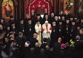 Papież w symbolicznym geście jedności otoczony przez przedsta-wicieli Kościołów chrześcijańskich Libanu podpisał adhortację apostolską dla Bliskiego Wschodu