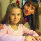 Od początku życia należy rozbudzać w dziecku naturalną ciekawość świata...Na zdjęciu Agnieszka Nowakowska  z córką Weroniką 