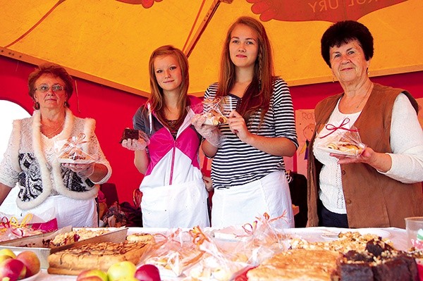  Wśród stoisk z rękodziełem, fantami i gastronomią nie zabrakło namiotu z parafialnymi wypiekami