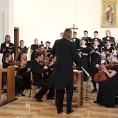  Zespół Projekt Mozart 2012 pod dyrekcją Szymona Wyrzykowskiego w kościele w Krasnej