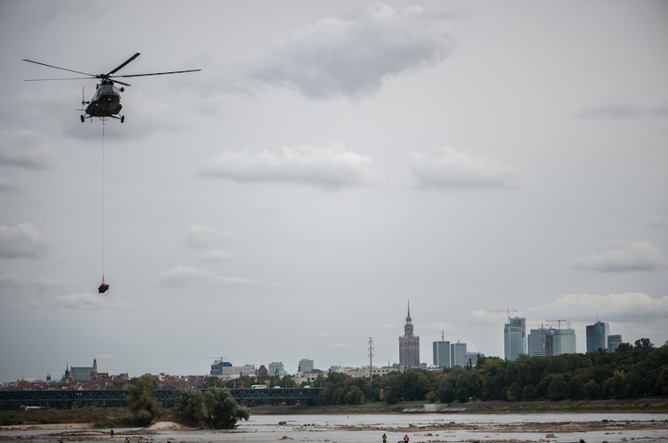 Wyciągają skarby z Wisły