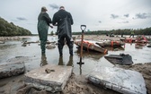 Wyciągają skarby z Wisły