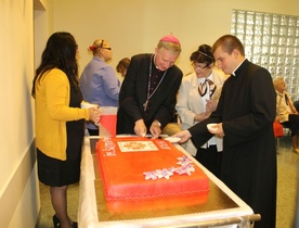Biskup Ryszard Kasyna podzielił urodzinowy tort