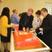 Biskup Ryszard Kasyna podzielił urodzinowy tort