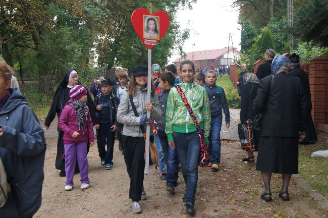 Pielgrzymka dzieci do Rostkowa