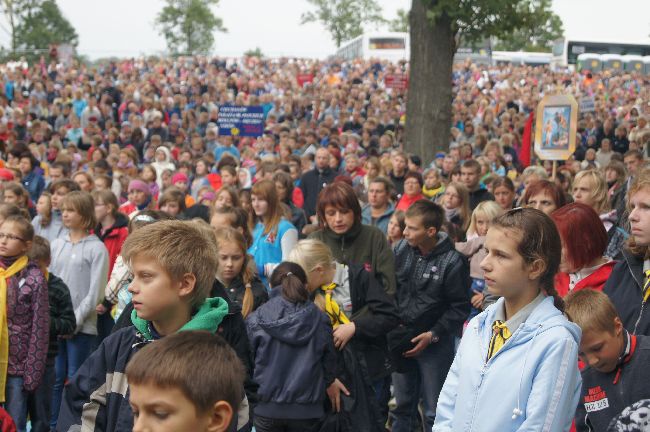 Pielgrzymka dzieci do Rostkowa