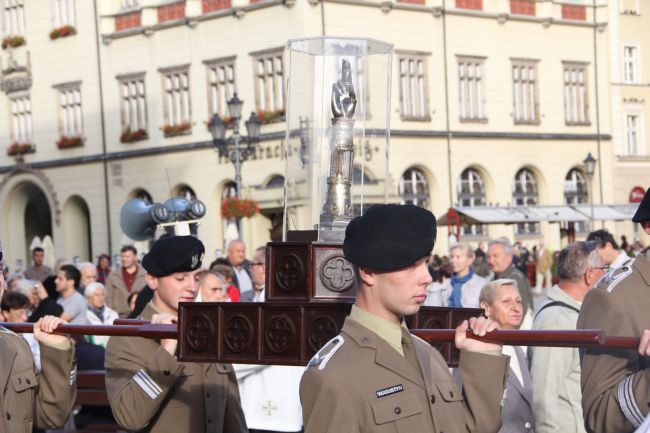 Procesja z relikwiami świętych Doroty i Stanisława