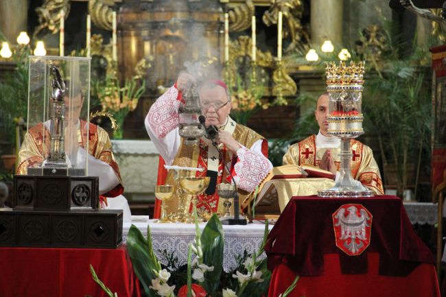 Procesja z relikwiami świętych Doroty i Stanisława