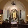  Wnętrze kościoła z witrażami i nową polichromią zachęca  do modlitwy i wyciszenia