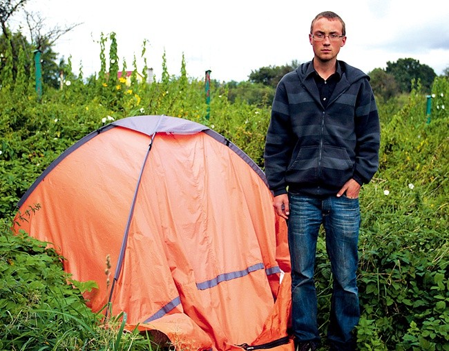  Patryk twierdzi, że zamieszkał w namiocie, bo nikt nie chce mu pomóc